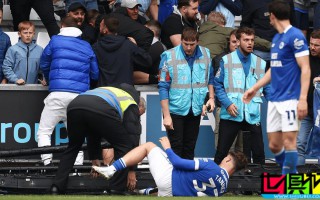 英冠 威爾士德比 發生事故，廣告牌破裂致 卡迪夫城 邊鋒腿部劃傷