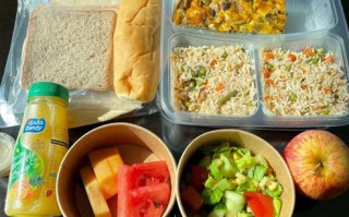 男足乘坐包機(jī)抵達(dá)卡塔爾多哈，主帥李鐵曬出了隔離餐