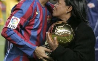 哀悼! 小羅母親因為感染新冠去世 享年71歲