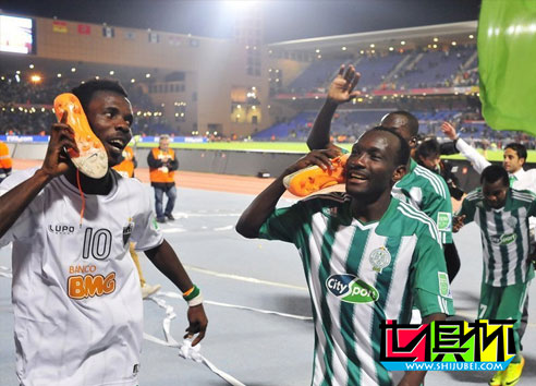 2013年世俱杯小羅輸球也稱王，戰靴慘遭對手哄搶-第2張圖片-世俱杯