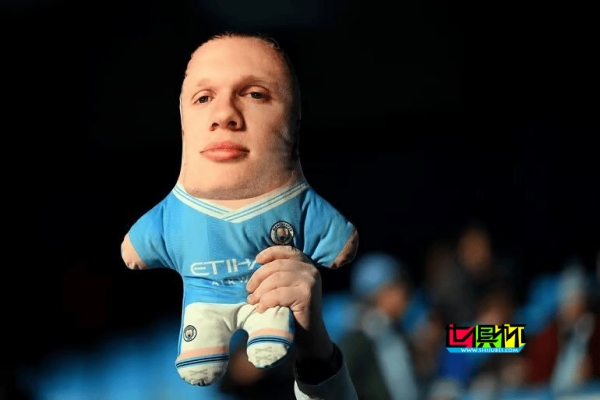 曼城vs利物浦 現場發現特制哈蘭德玩偶-第1張圖片-世俱杯